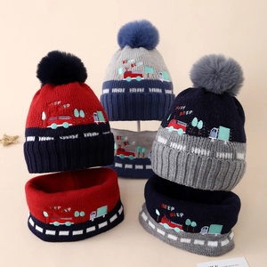 Ensemble bonnet et écharpe d'hiver pour enfants avec broderie camion et pompon