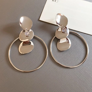 Detailansicht der silbernen unregelmäßigen Metall-Ohrhänger mit Kristall-Stecker