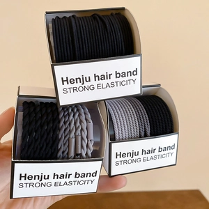 Gros plan d'un lot d'élastiques à cheveux montrant l'élasticité et la texture tressée