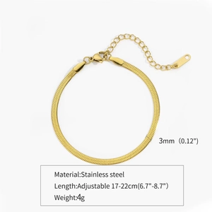 Detailansicht der 3mm goldenen Schlangenkette mit verstellbarem Karabinerverschluss