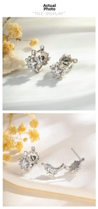 Vue macro des boucles d'oreilles étoile à huit branches en argent et zircons cœur