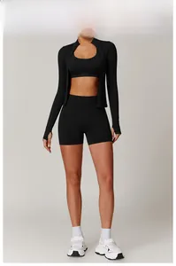 Dreiteiliges schwarzes Yoga-Set mit Jacke, Sport-BH und Shorts mit hoher Taille am Model