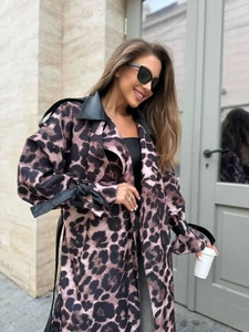 Dettaglio del trench leopardato con colletto in pelle nera e cintura annodata in vita