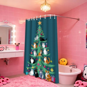 Tenda da doccia con albero di Natale e gatti appesa in un moderno bagno rosa elegante