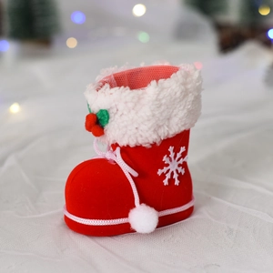 Beflockter roter Weihnachtsstiefel als Geschenkbeutel mit Fellbesatz und Schneeflocken
