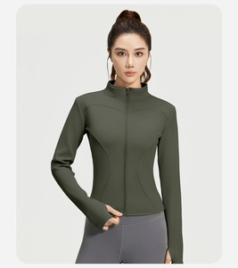 Dettaglio giacca da yoga slim fit con colletto dritto e asole per pollici verde oliva