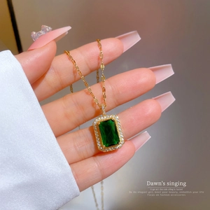 Elegante Goldhalskette mit rechteckigem grünem Smaragd-Anhänger und Halo-Mikropavé-Fassung