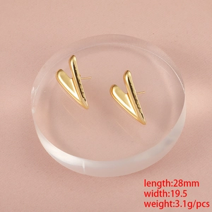 Detail view of gold heart earrings with size 28x19.5mm and weight 3.1g/pcs on acrylic base