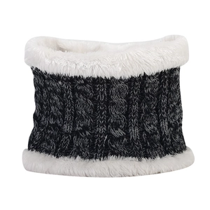 Detailed view of the thick knit scarf with mixed dark grey yarn and soft faux fur lining