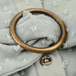 Robe longue en mousseline vert sauge avec tissu texturé et boucle de ceinture ronde en bronze