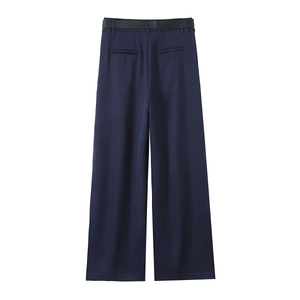Pantalon large bleu marine à taille haute avec fine ceinture noire, vue à plat sur blanc