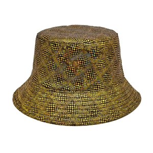 Détail d'un chapeau bob holographique doré avec texture laser scintillante et fini métallique