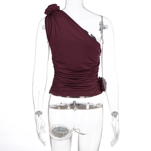 Makro-Detail des weinroten One-Shoulder-Tops mit Rückenfalten und Stoffstruktur