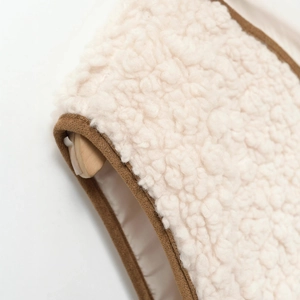 Chic sleeveless sherpa vest with round neck and brown trim in cream white