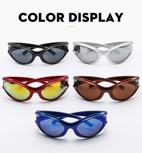 Dettaglio display colori per occhiali da sole sportivi Y2K in cinque diverse varianti cromatiche