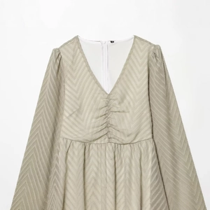 Damenkleid mit V-Ausschnitt und langen Ärmeln aus salbeigrünem Wellenstrukturstoff