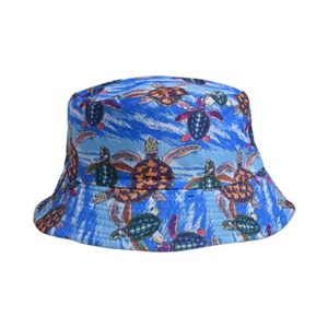 Gros plan détaillé du chapeau bob bleu avec motifs colorés de tortues et de baleines