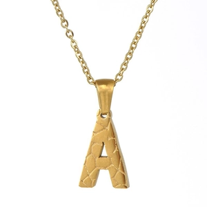 Collana in acciaio inossidabile dorato con pendente lettera A su sfondo bianco