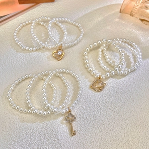 Set di bracciali di perle multistrato con ciondoli a cuore, saturno e chiave oro
