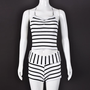 Dettaglio del set in maglia a righe bianche e nere con texture a costine e scollo a V