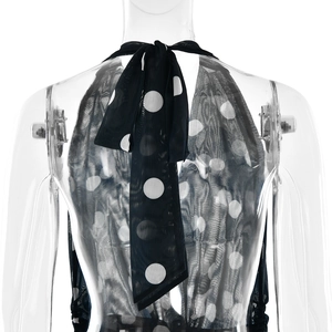 Détail de robe dos nu à pois avec design ouvert et lacets réglables à l'arrière