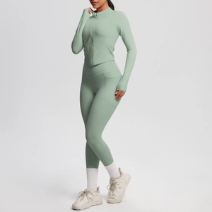 Détail de l'ensemble de yoga vert menthe avec veste zippée à passe-pouces et legging