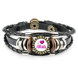 Détail du bracelet multicouche en cuir avec perles en métal et pendentif I Love Allah