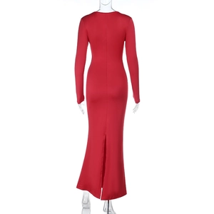 Vue détaillée de la fente arrière d'une robe de soirée longue rouge et moulante