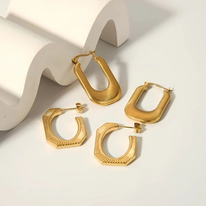 Luxury 18k gold plated stainless steel U-shaped tassel earrings on white display stand