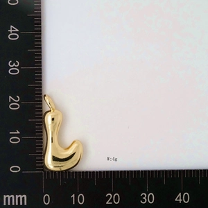 Golden balloon J initial pendant measuring with ruler showing 4g weight detail