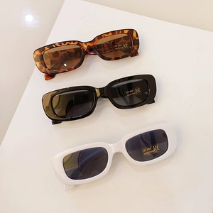 Lunettes de soleil carrées classiques pour enfants avec protection UV400 en léopard, noir et blanc