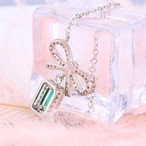 Pendentif émeraude en argent S925 avec nœud sur glace et plumes roses