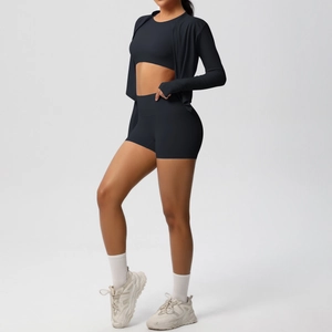 Dettaglio del set da yoga nero tre pezzi da donna con reggiseno sportivo, shorts e cardigan