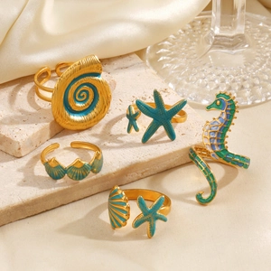 5-piece gold ocean element ring set with starfish, seashell and seahorse designs