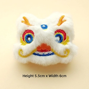 Dettaglio della toppa in peluche Leone Cinese con ricamo colorato, misura 5,5x6 cm