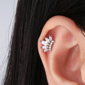 Vue macro d'un piercing d'oreille couronne en argent S925 serti de zircons marquises