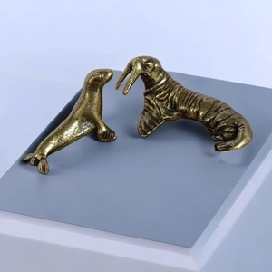 Detalle de figuras de morsa y foca de cobre macizo con texturas metálicas envejecidas