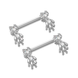 Dettaglio di piercing al capezzolo argento con design a testa di orso e nappe in zircone