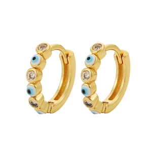 Pendientes de aro dorados con diseño de ojo turco azul y piedras de circón blanco