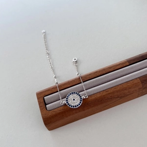Detailansicht des S925 Sterling Silber Evil Eye Armbands mit blauen Zirkonia Steinen