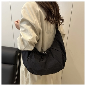 Détails du sac croissant noir plissé avec double fermeture éclair et texture en nylon