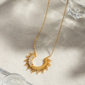 Collier en acier inoxydable plaqué or 18k avec pendentif soleil et zircons blancs