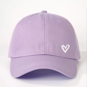 Casquette de baseball violet lavande en coton avec motif de cœur blanc et visière courbée
