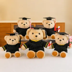 Abschluss-Teddybären aus Plüsch mit schwarzen Talaren und Doktorhüten in der Gruppe.