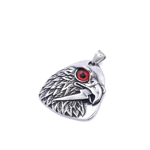 Pendentif tête d'aigle en relief en acier titane argenté avec des pierres d'yeux rouges