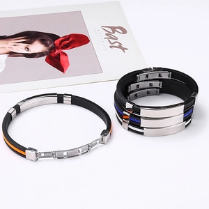 Détail macro de bracelets en silicone pour hommes avec plaques inox et rayures colorées
