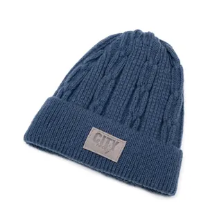 Berretto invernale in maglia blu scuro con fodera in pile e toppa in pelle alla moda
