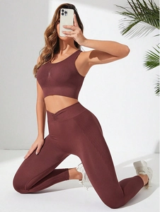 Détail d'un ensemble de yoga côtelé bordeaux avec legging taille V et brassière sport