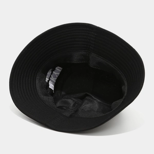 Vista interna del cappello da pescatore nero TOKYO in cotone con fascia e etichetta