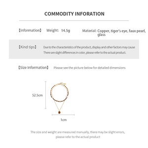 Détail de perles plaquées or 18k, pierres œil de tigre et perles sur collier double rangée